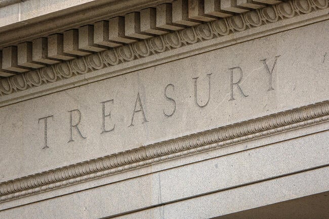 Relieve con la palabra TREASURY en un edificio gubernamental