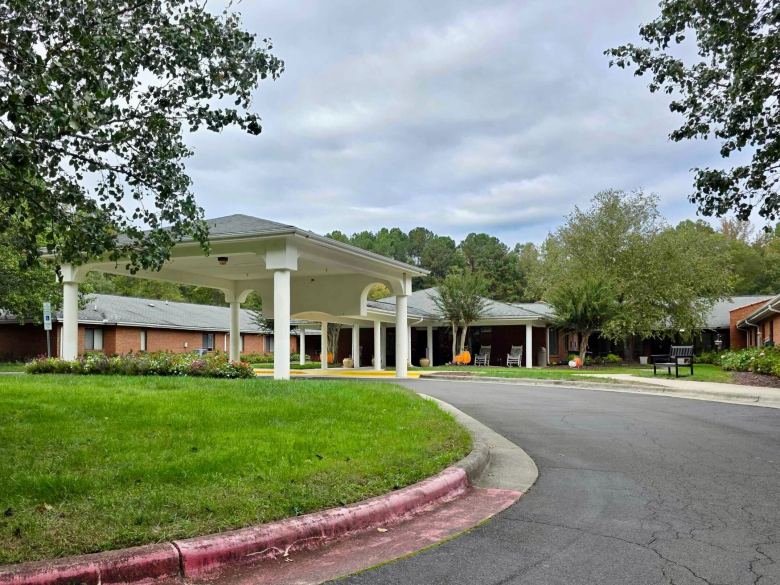 Exterior de un hogar de ancianos, similar a Krystal Bay Nursing and Rehabilitation en North Miami Beach