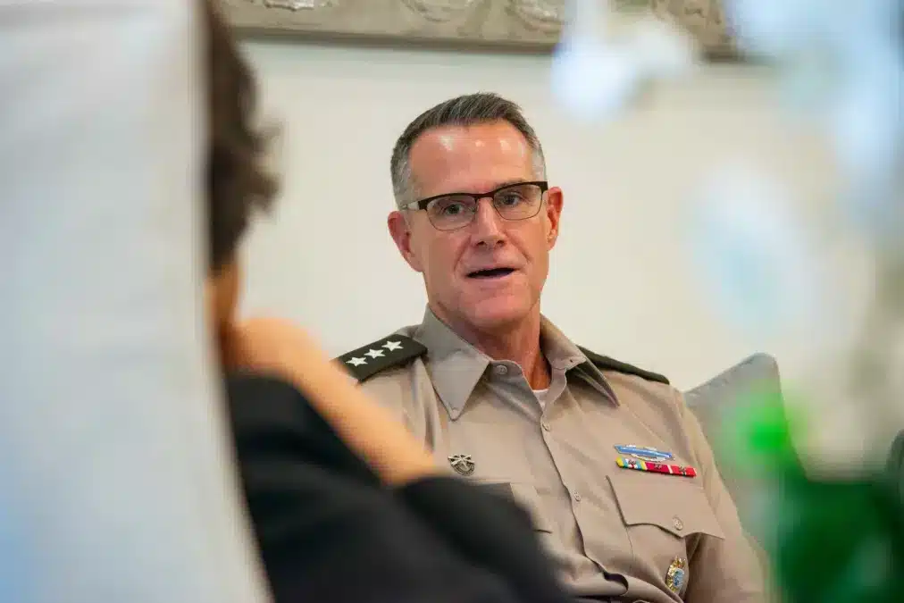 Teniente General Joshua Rudd en conversaci&oacute;n