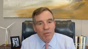 Mark Warner en videoconferencia discutiendo amenazas globales