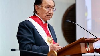 Presidente interino José María Balcázar hablando desde un podio