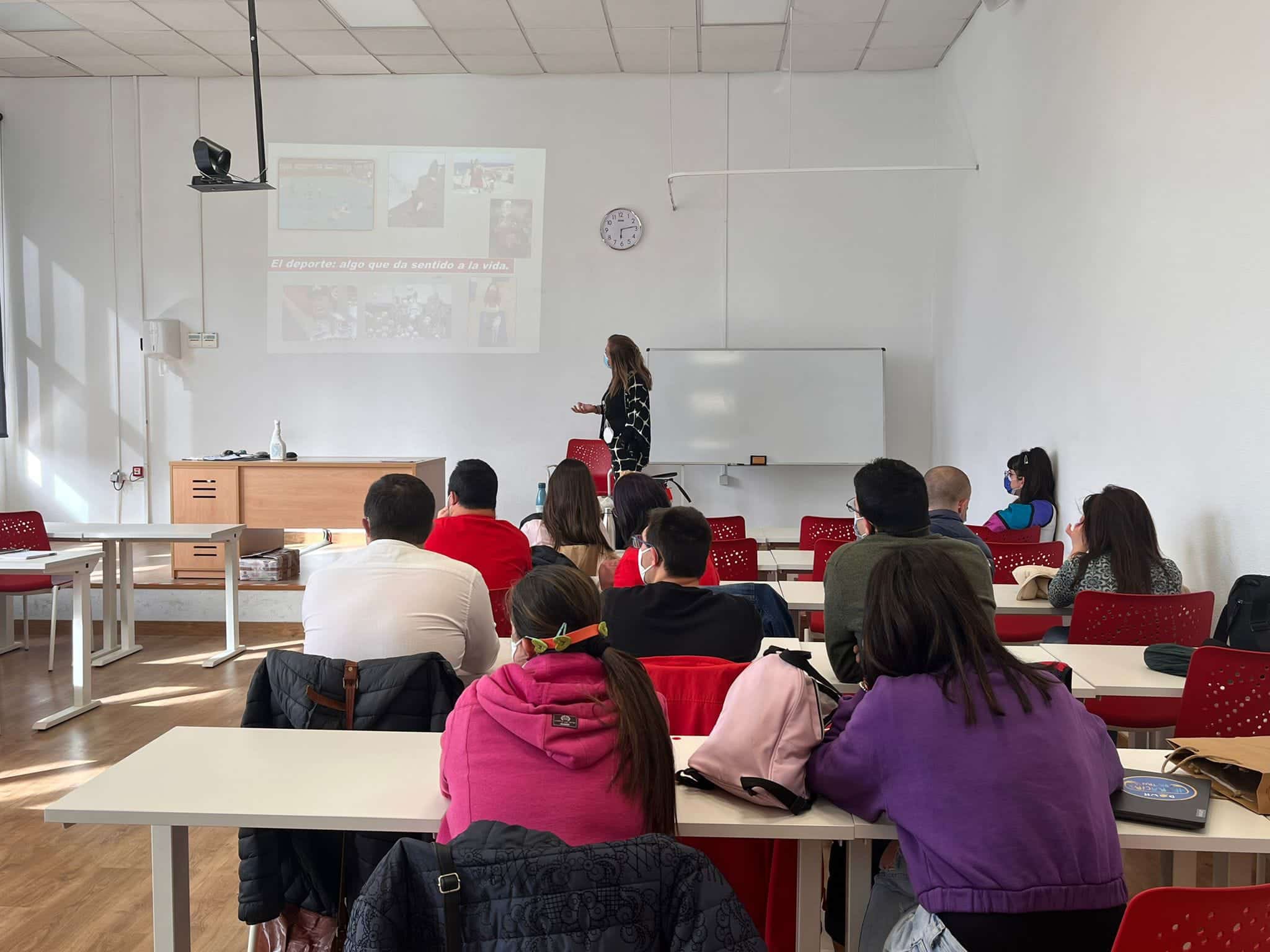 Aula universitaria con estudiantes atendiendo una presentaci&oacute;n