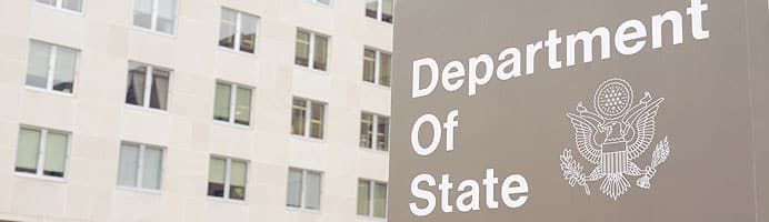 Edificio del Departamento de Estado de EE.UU. con emblema gubernamental
