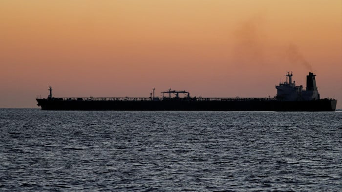 Buque petrolero navegando al atardecer