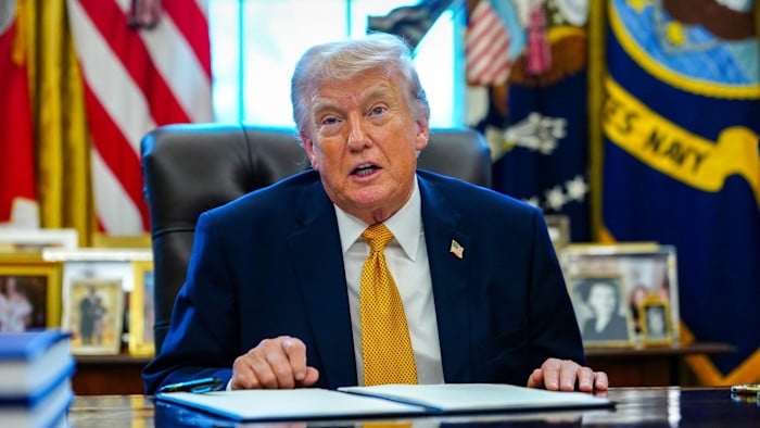 Donald Trump en su escritorio dando declaraciones sobre la postergaci&oacute;n de la cumbre