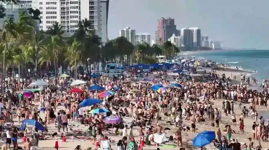 Multitud en la playa de Fort Lauderdale durante el spring break