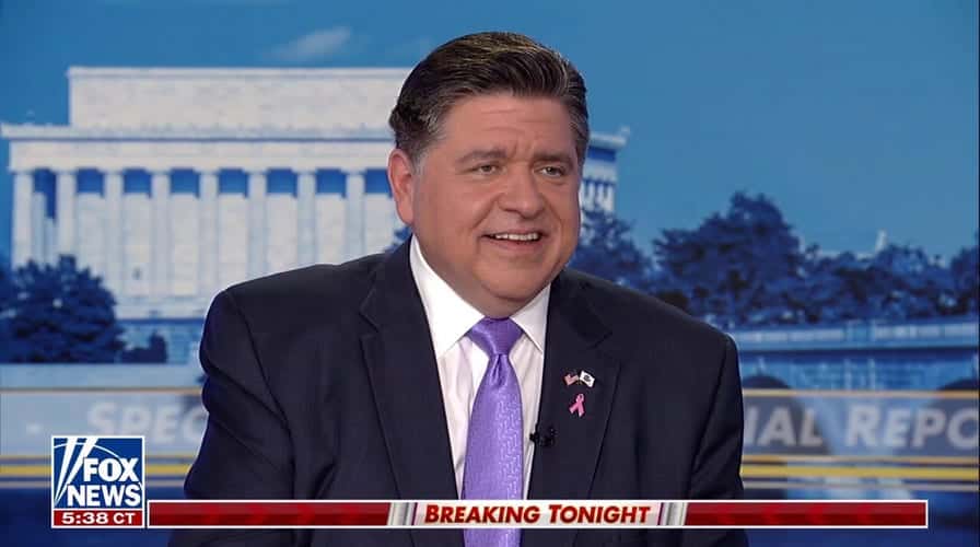 Hombre en un estudio de noticias de Fox News, hablando con monumentos de Washington D.C. al fondo