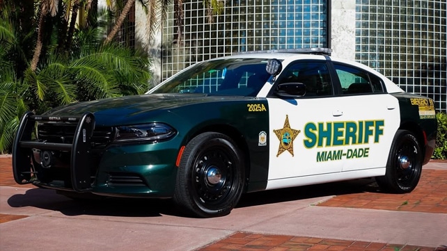 Veh&iacute;culo de patrulla del Departamento del Sheriff de Miami-Dade en un entorno tropical
