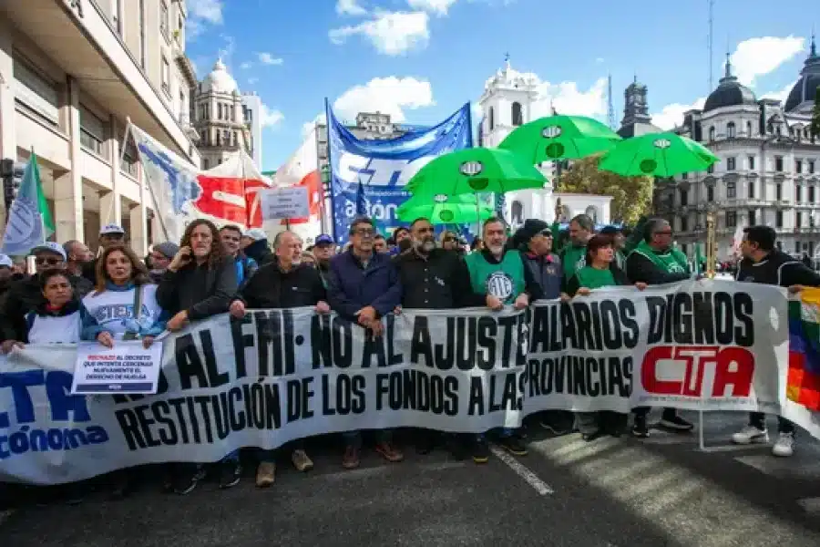 Manifestantes de ATE Neuqu&eacute;n protestando contra la reforma laboral