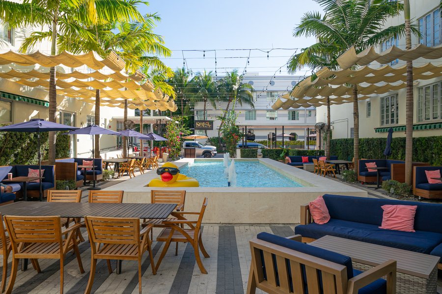 Patio de restaurante en Miami Beach con piscina y sombrillas