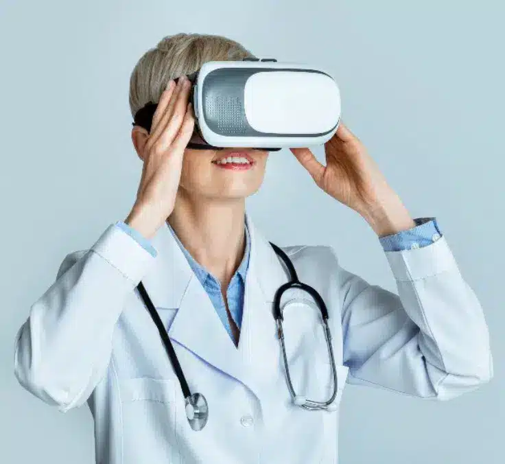 Profesional de la salud interactuando con tecnolog&iacute;a de realidad virtual, simbolizando la integraci&oacute;n de la IA en la medicina