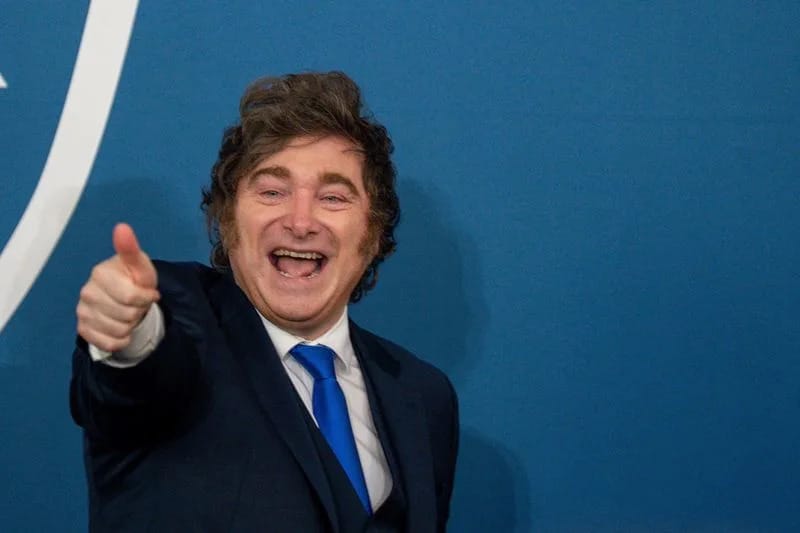 Funcionario gubernamental argentino en traje formal, sonriendo y mostrando aprobación