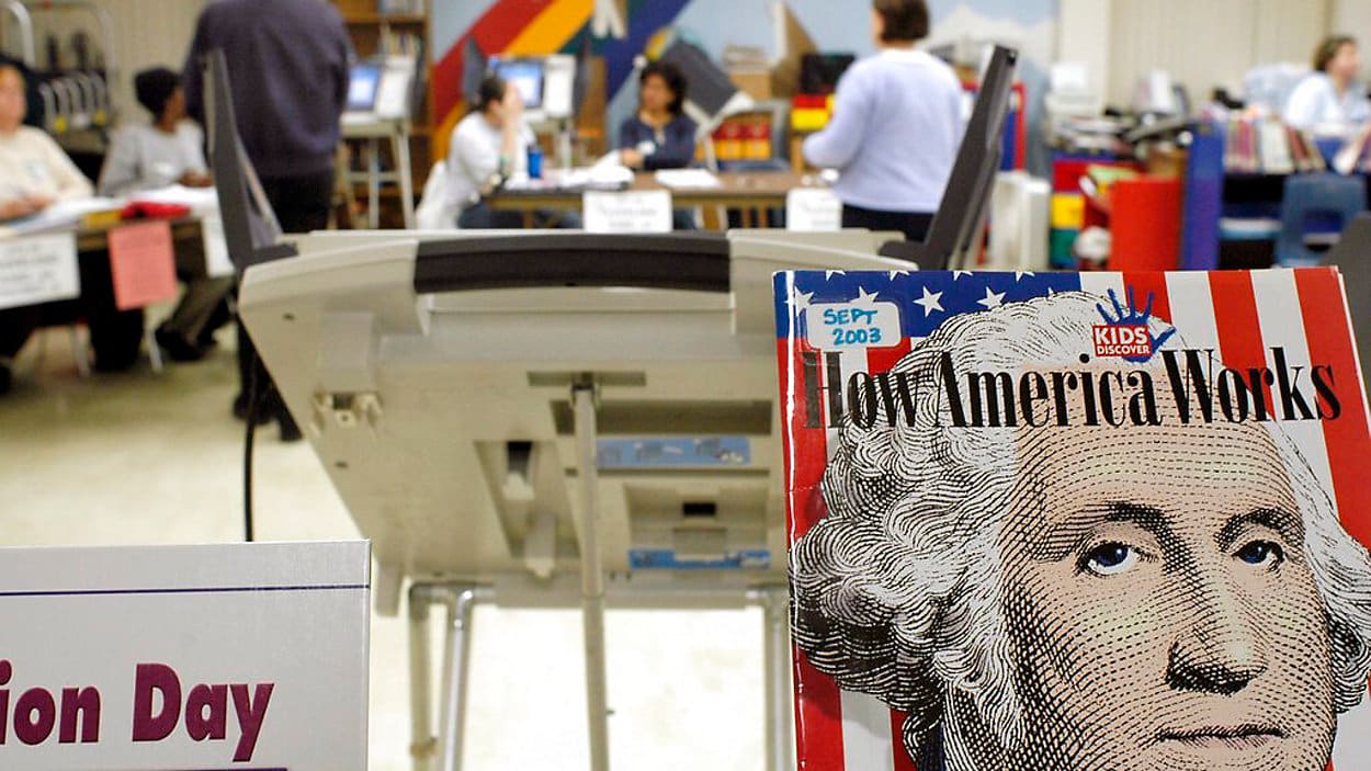 Entorno de votaci&oacute;n con personas participando en el proceso electoral