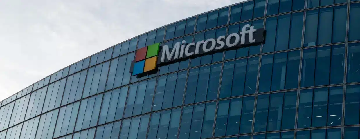 Edificio corporativo de Microsoft, competidor en el espacio legaltech con Copilot