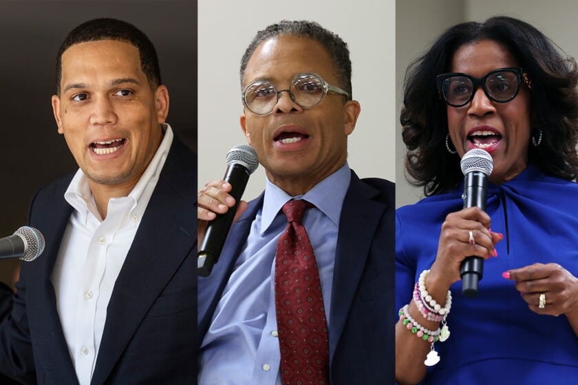 Candidatos participan en un debate o evento pol&iacute;tico previo a las primarias