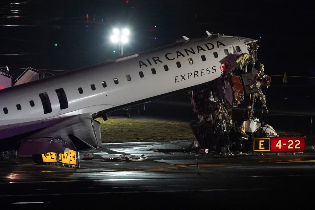 Avi&oacute;n de Air Canada Express da&ntilde;ado en entorno nocturno en el aeropuerto LaGuardia