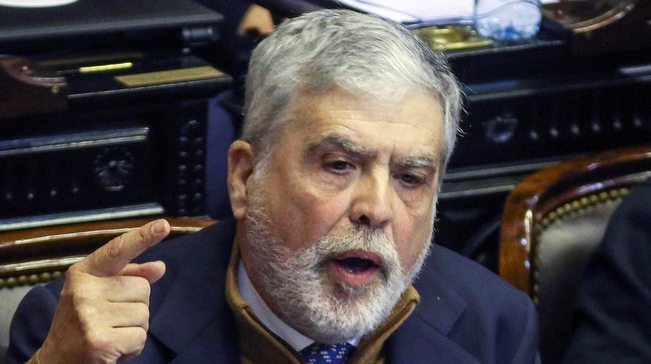 Hombre hablando en entorno institucional, posiblemente relacionado con el caso De Vido