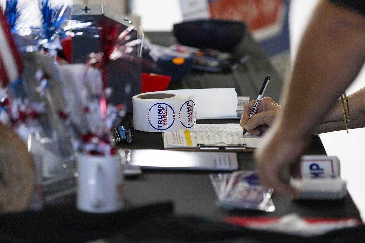 Materiales de campa&ntilde;a electoral en una mesa