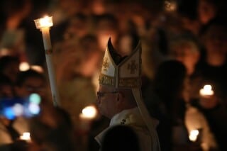 Papa León XIV sosteniendo una vela durante la vigilia pascual