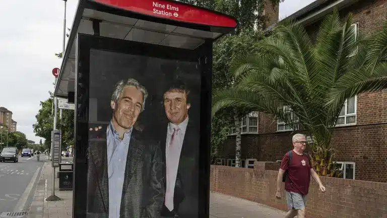 Cartel en una parada de autobús que muestra a dos hombres sonriendo, en un contexto urbano con palmeras