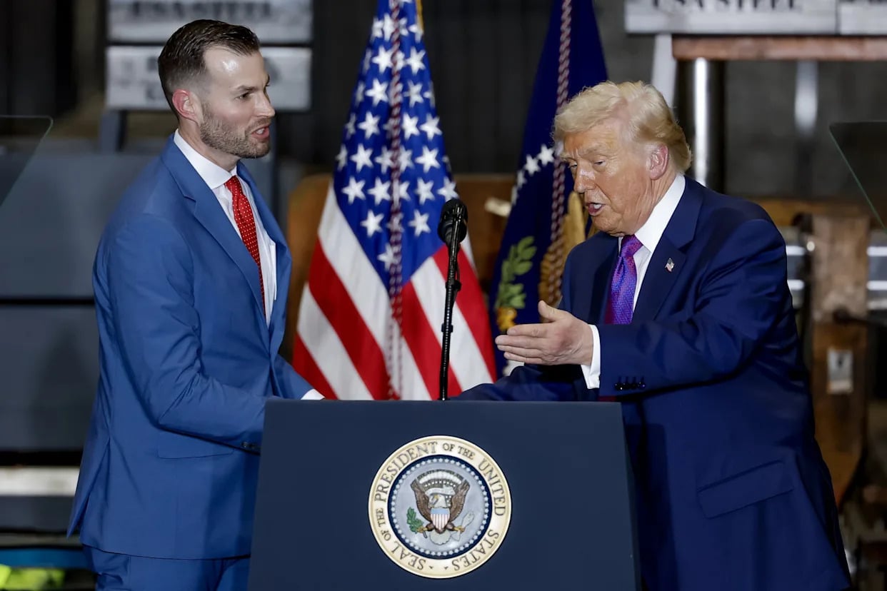 Dos políticos republicanos en un evento formal con podio presidencial y banderas