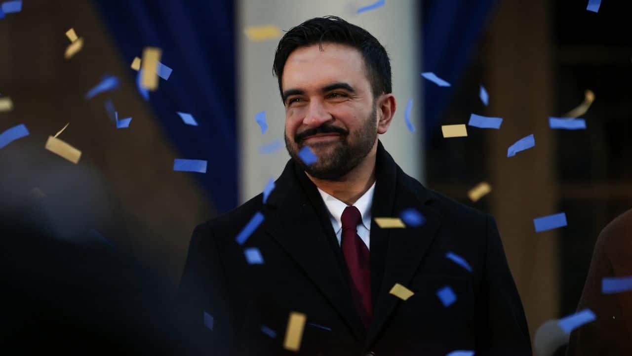 Mamdani celebrando sus 100 d&iacute;as en un evento con confeti