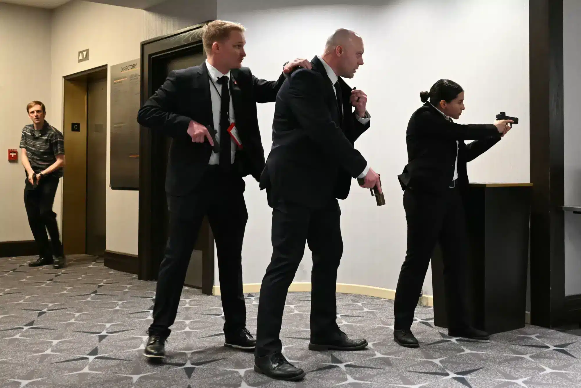 Agentes del Servicio Secreto en alerta durante una reuni&oacute;n en el Capitolio