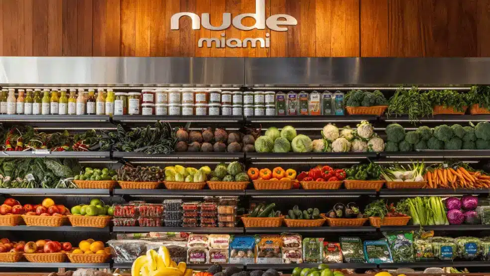 Estantes de Nude Miami con frutas, verduras y botellas