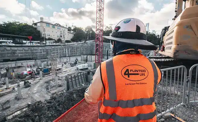 Trabajador de construcci&oacute;n supervisando obra