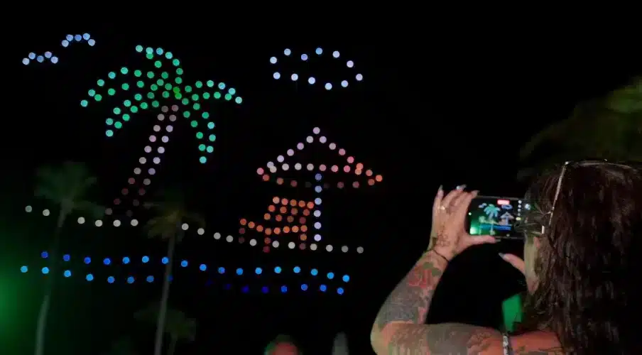 Espectáculo de drones formando figuras sobre la playa de South Beach durante la noche del Memorial Day