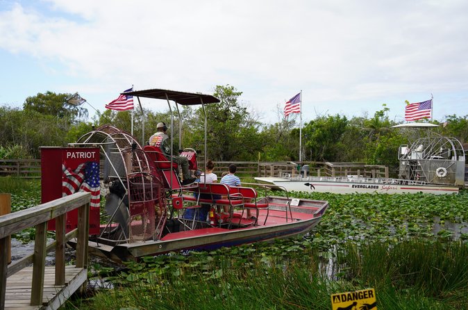 Escena de los Everglades con botes de aerodeslizador y vegetaci&oacute;n acu&aacute;tica