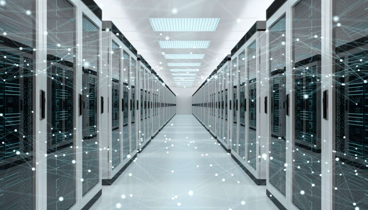 Pasillo de un centro de datos con racks de servidores modernos