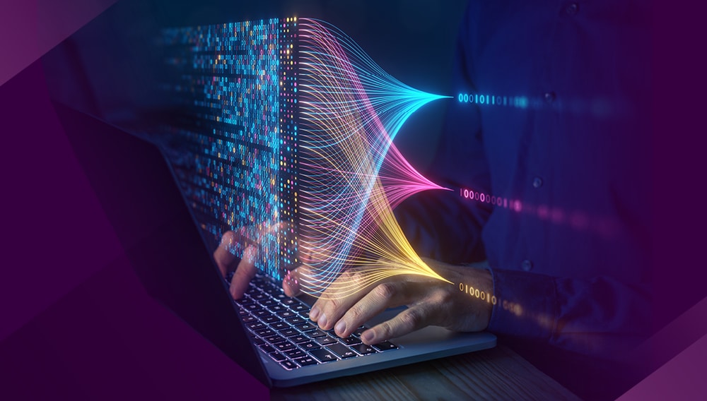 Persona usando una laptop con visuales de datos digitales