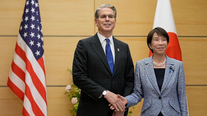 Scott Bessent y funcionario japon&eacute;s en reuni&oacute;n diplom&aacute;tica
