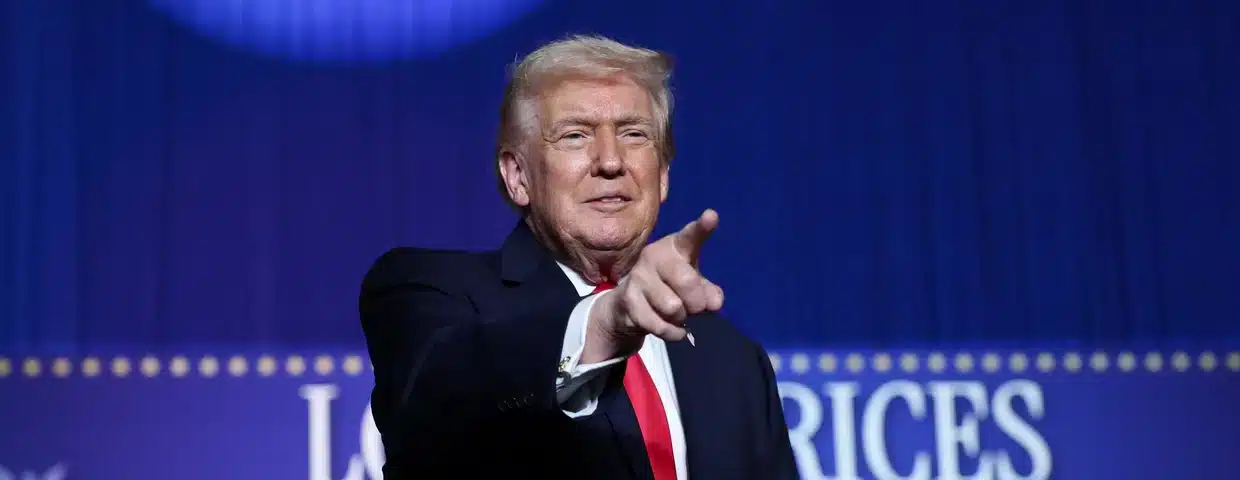 Trump se&ntilde;alando en un evento pol&iacute;tico