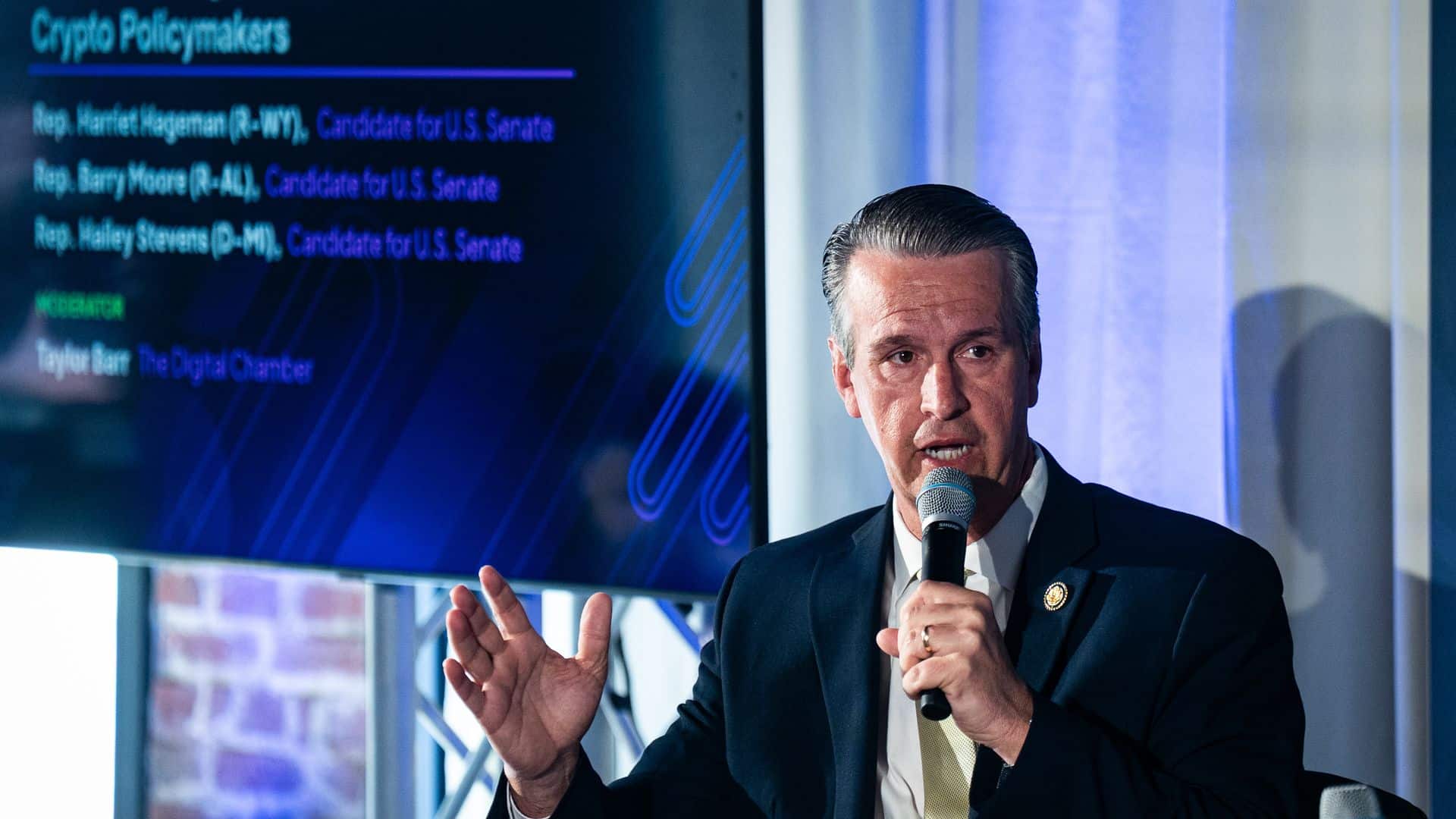 Orador en evento de políticas sobre criptomonedas con lista de candidatos al Senado