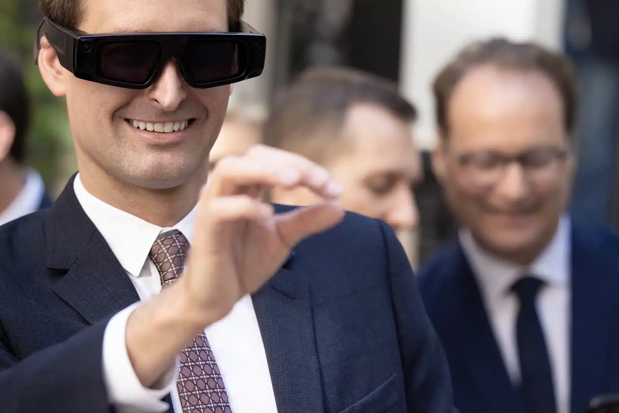 Hombre sonriente usando gafas Snap AR en un evento de presentación
