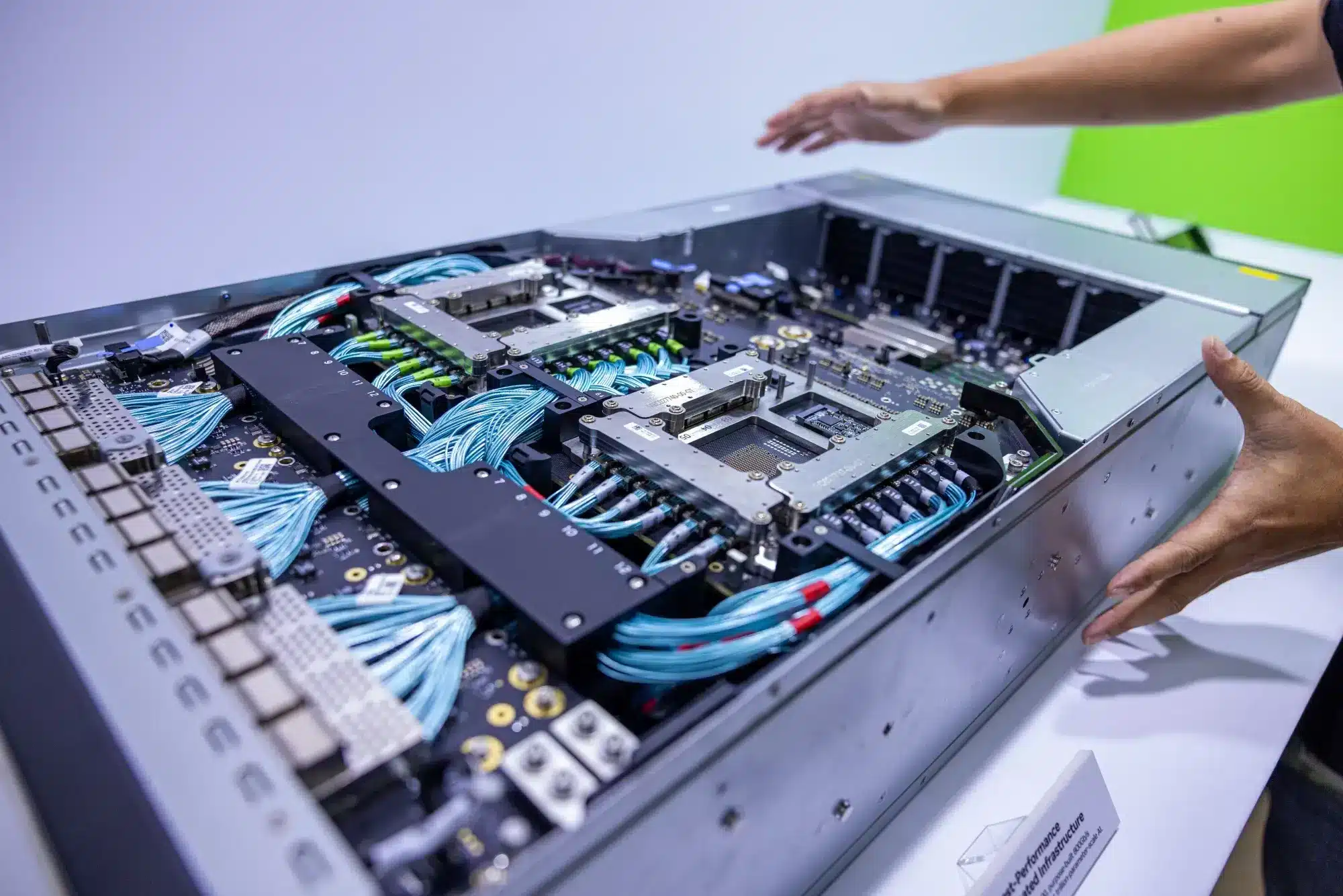 Infraestructura de hardware de centro de datos con conectores y cables azules.