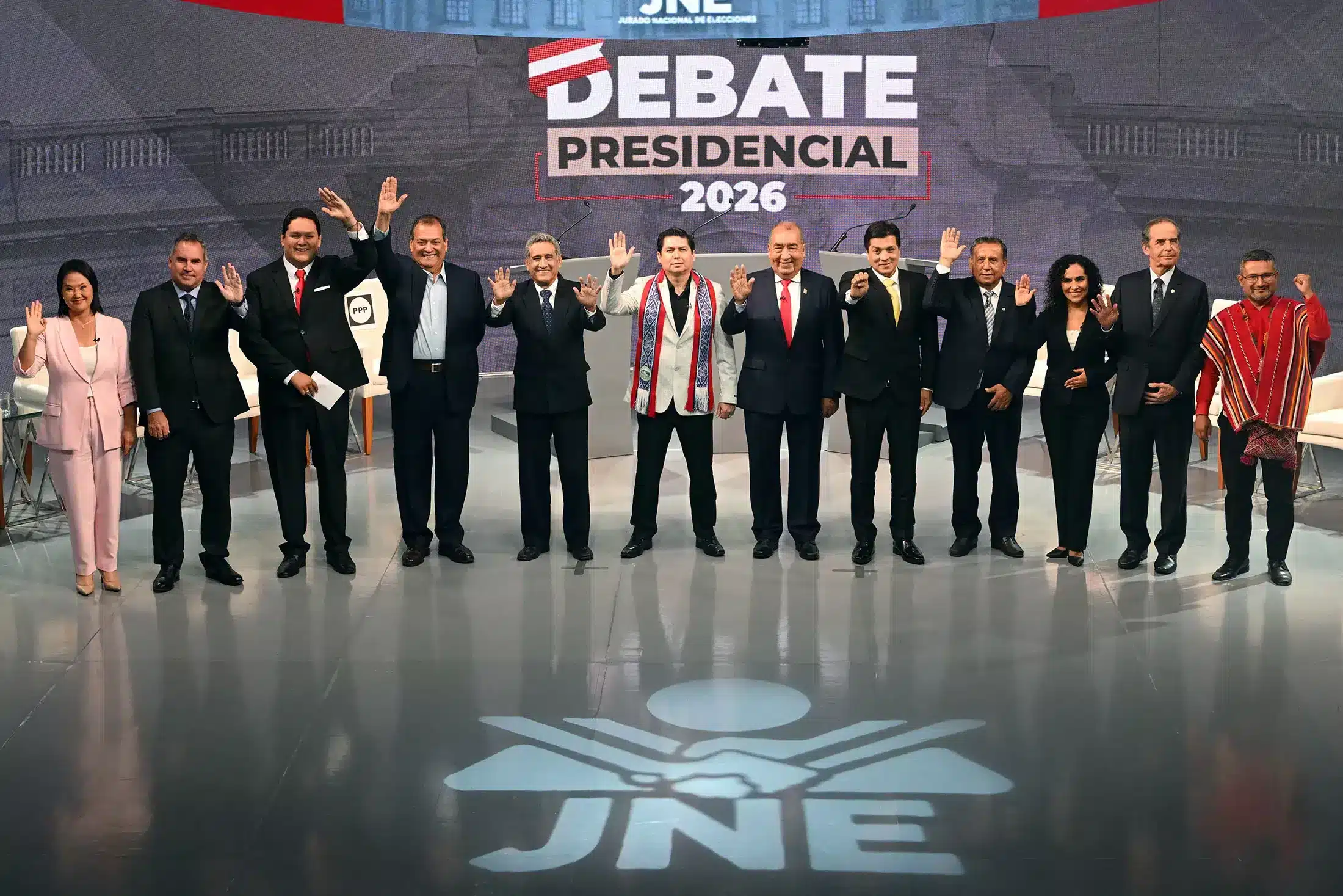 Candidatos en el Debate Presidencial 2026 levantan la mano en señal de saludo