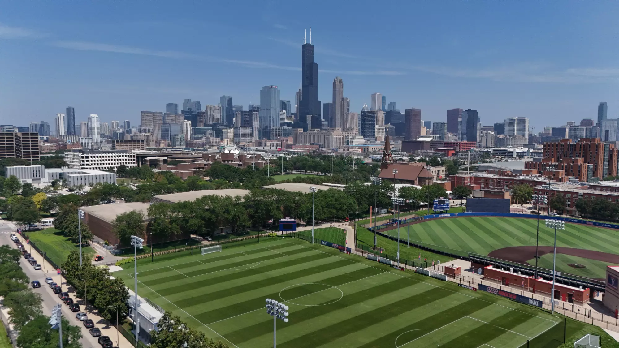 Vista panorámica de Flames Field con el horizonte de Chicago