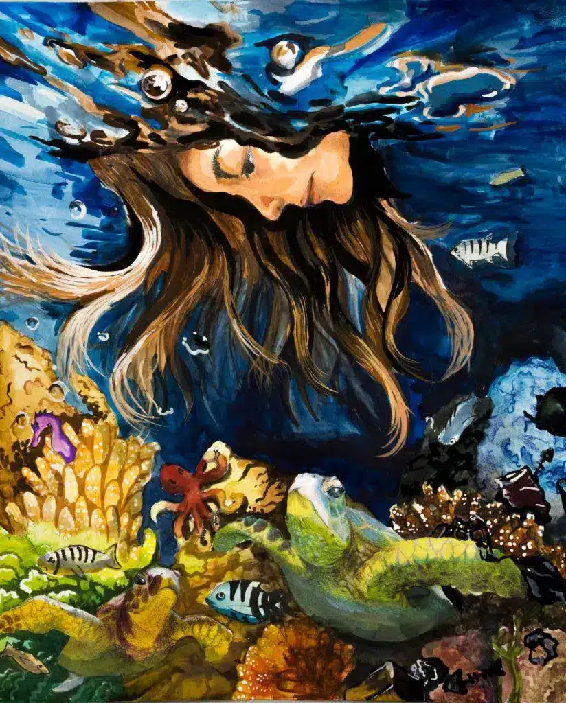Mujer bajo el agua rodeada de vida marina y corales