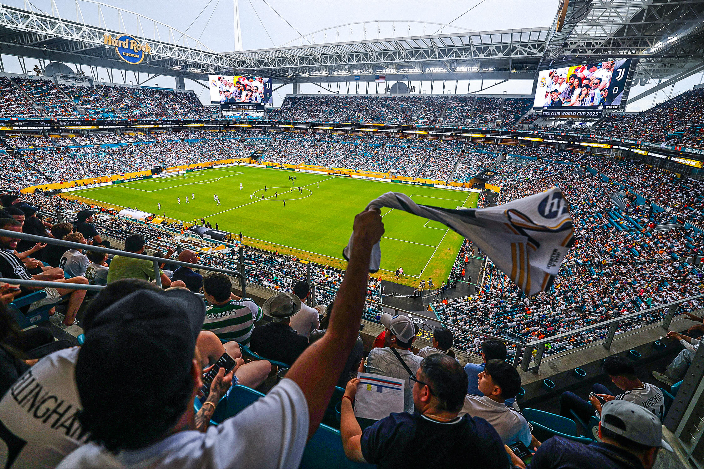 Vista panorámica del Hard Rock Stadium lleno de aficionados