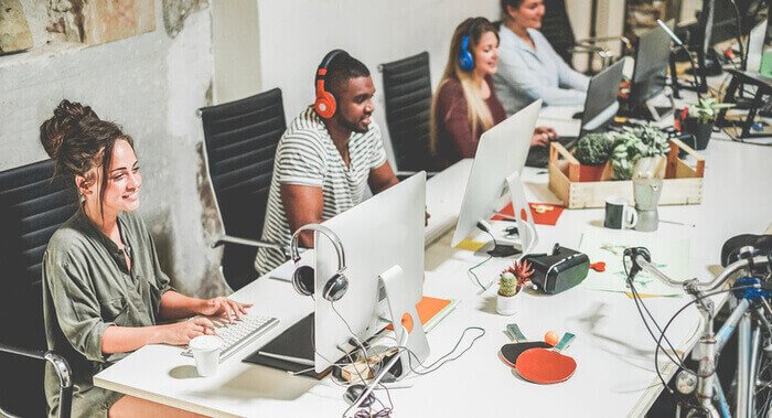 Equipo de trabajo en oficina moderna, representando el entorno startup de Hang Ten
