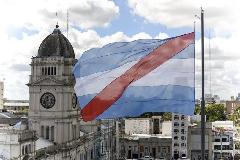 Edificio emblemático de Entre Ríos con la bandera provincial ondeando