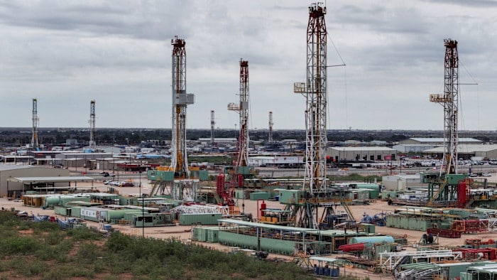 Paisaje industrial con plataformas de perforación petrolera