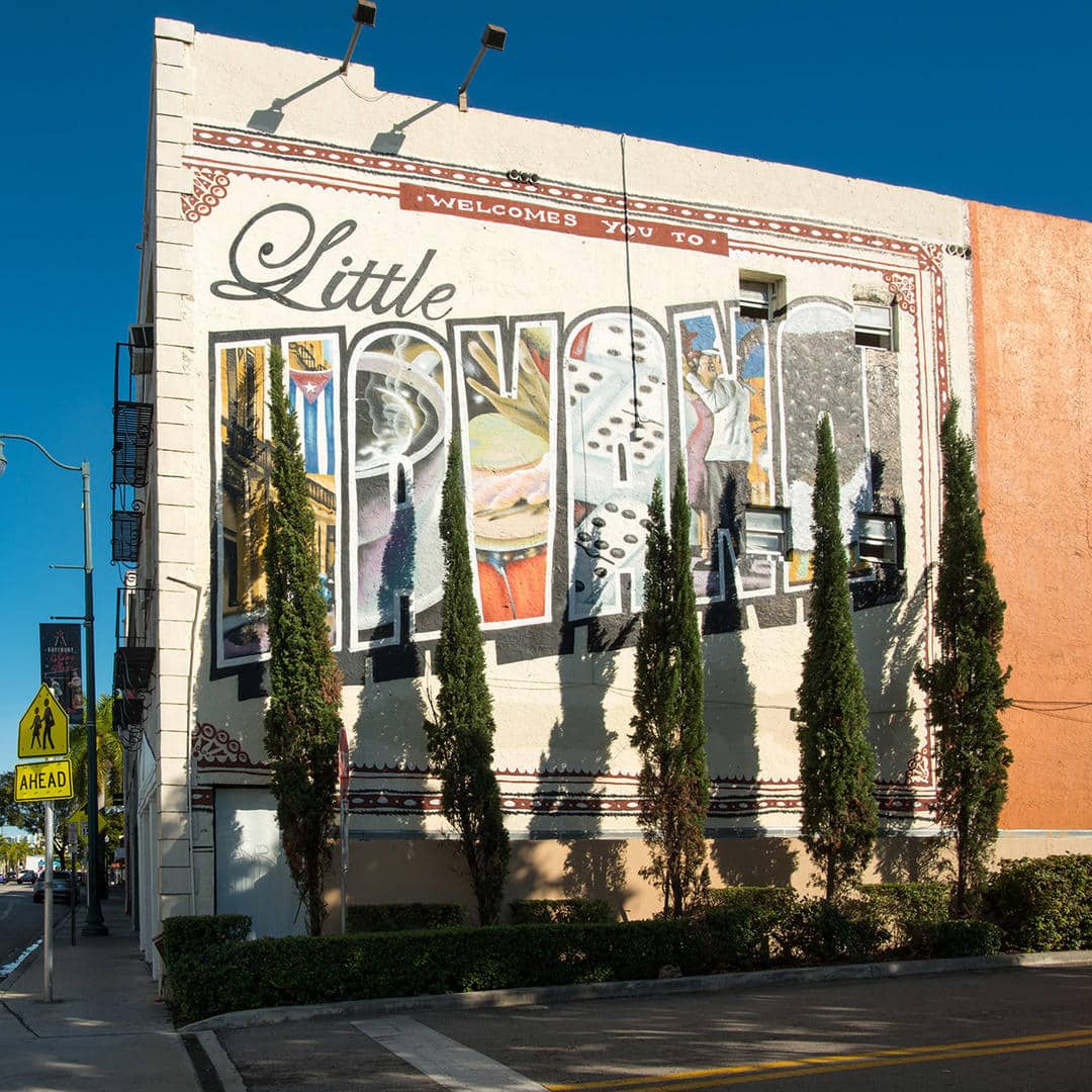 Mural colorido de bienvenida a Little Havana con elementos culturales cubanos