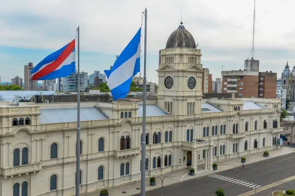 Fachada del edificio gubernamental de Entre Ríos con banderas argentina y provincial ondeando