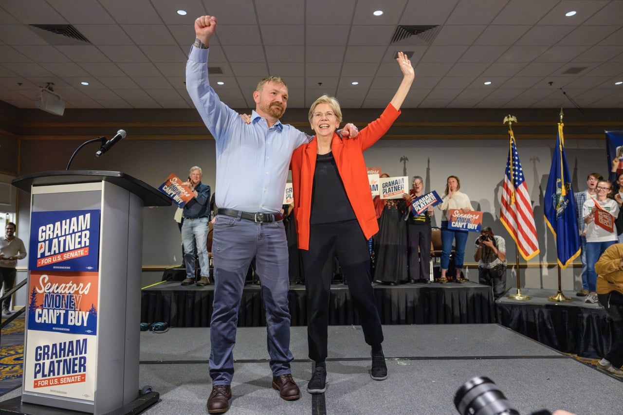 Graham Platner en un mitin en Portland, con carteles de apoyo
