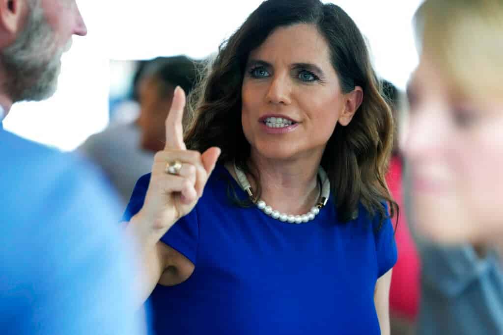 Mujer hablando enérgicamente en un evento político