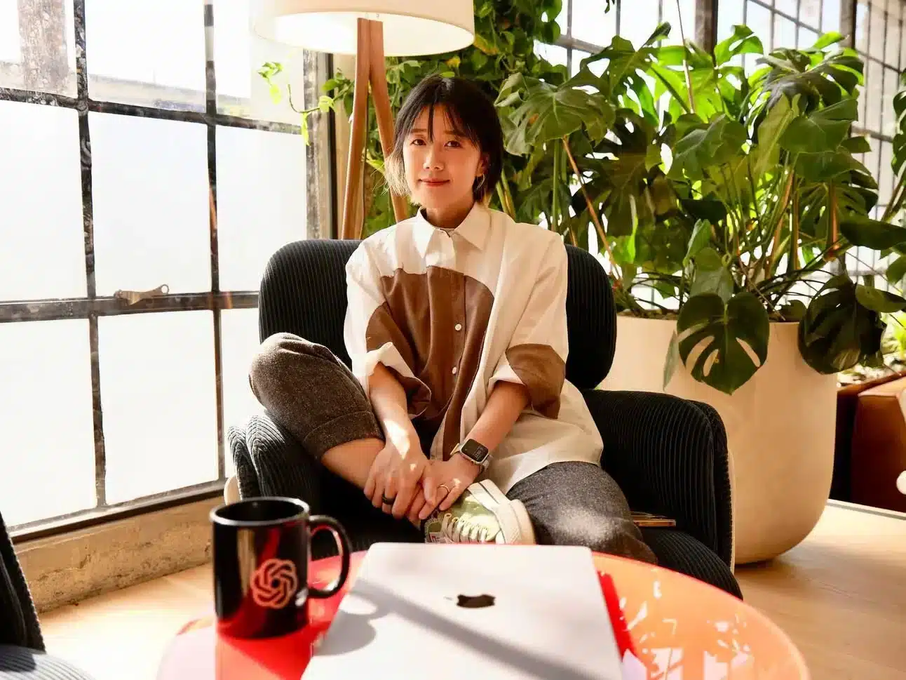 Persona en un ambiente relajado con plantas y un calendario, simbolizando bienestar